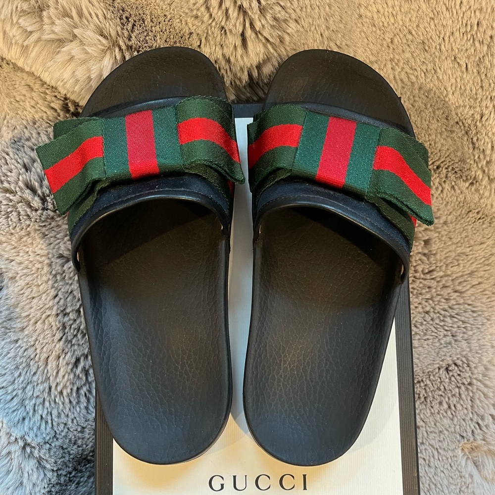 💥SOLD💥Authentic Gucci pursuit slide w/ bow